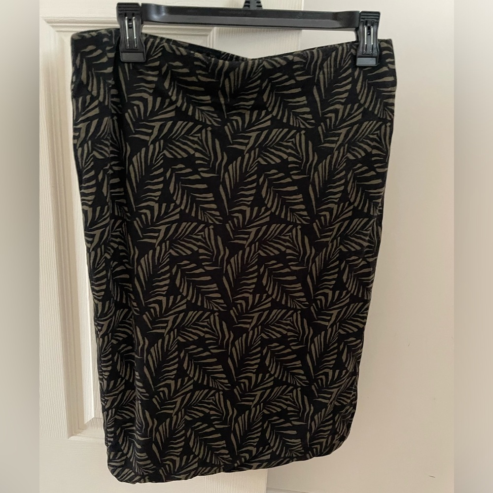 LOFT Sz M Skirt Stretchy Black Green Tropical Print